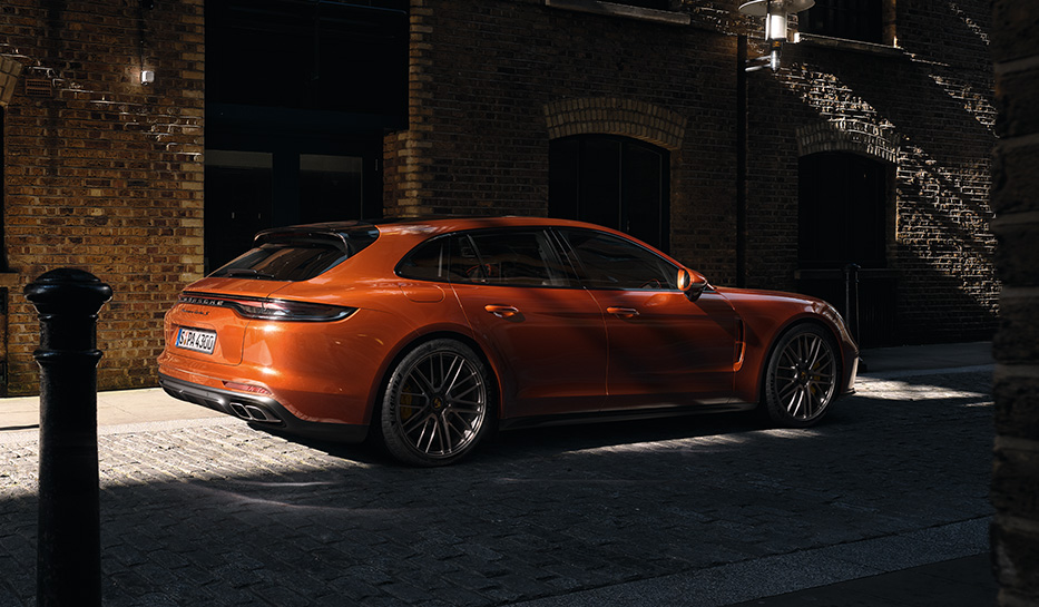Drive define us. Nuova Porsche Panamera.